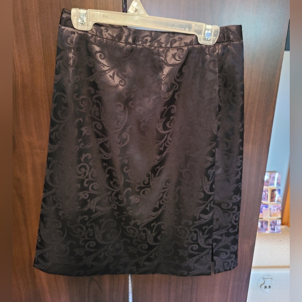 NWOT black patterned pencil skirt